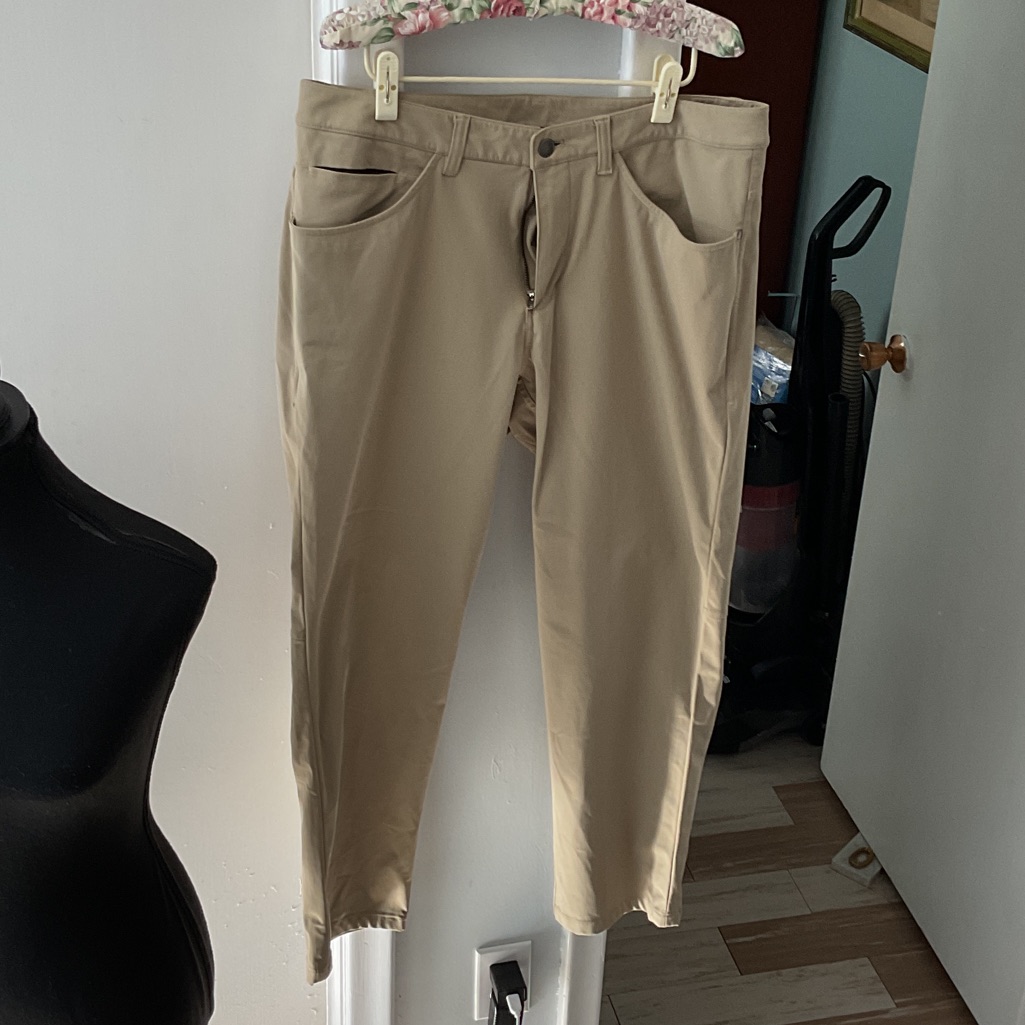 P475. Lululemon Athletica Men's Khaki Stretch Chinos